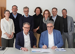 Gruppenfoto mit: Oberbürgermeister Markus Ibert und Dr. Dieter Salomon, Hauptgeschäftsführer der Industrie- und Handelskammer (IHK) Südlicher Oberrhein, unterzeichnen die Selbstverpflichtungsurkunde für das neu gegründete „Lokale Bündnis Innenstadt Lahr“ im Beisein von IHK-Innenstadtberaterin Michaela Schöchlin, Leonardo Neusch-Frediani, Immobilienbüro City, Michael Schmiederer, Vorsitzender der Werbegemeinschaft Lahr, Friederike Ohnemus, Leiterin Abteilung Ratsangelegenheiten, Marketing und Internationales, Martina Mundinger, Leitung Stadtmarketing, Wirtschaftsförderer Robin Derdau und IHK-Innenstadtberater Thomas Kaiser (hinten, von links).