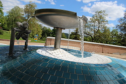 Das Terrassenbad bietet für jüngere Besucher einen Wasserspielplatz an, auf dem sie unter anderem mit einem Wasserpilz spielen können.