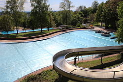 Das Nichtschwimmerbecken des Terrassenbades beinhaltet neben einer Riesenrutsche auch einen Strömungskanal.