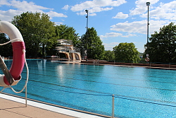 Das Schwimmerbecken ist mit dem Sprungbecken verbunden.
