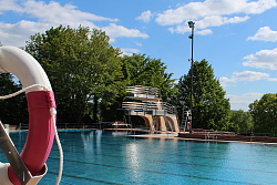 Das Schwimmerbecken ist mit dem Sprungbecken verbunden.