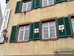 Blick auf das Mehrgenerationenhaus am Urteilsplatz mit einem geschmückten Fenster.