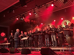 Der Lahrer Polizeichor auf der Bühne der Mehrzweckhalle im Lahrer Bürgerpark während des Festival Sounds of Lahr 2023, organisiert vom Lahrer Rockwerkstatt e.V., realisiert durch den Lahrer Stadtgulden