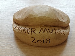 Das Foto zeigt eine Murre aus Holz geschnitzt. Diesen Preis erhalten die Gewinner des Mundartwettbewerbes "Lahrer Murre"