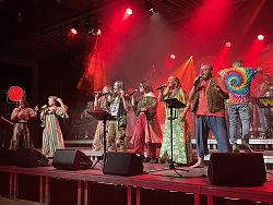 Die Bigband W auf der Bühne der Mehrzweckhalle im Lahrer Bürgerpark während des Festival Sounds of Lahr 2023, organisiert vom Lahrer Rockwerkstatt e.V., realisiert durch den Lahrer Stadtgulden