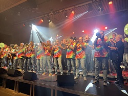 Die Bigband W zusammen mit dem Lahrer Polizeichor auf der Bühne der Mehrzweckhalle im Lahrer Bürgerpark während des Festival Sounds of Lahr 2023, organisiert vom Lahrer Rockwerkstatt e.V., realisiert durch den Lahrer Stadtgulden