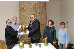 Auf dem Bild zu sehen, von links: Gabriele Bohnert, Erste Vorsitzende des Vereins, Heinrich Caroli, Zweiter Vorsitzender, Erster Bürgermeister Guido Schöneboom, Museumsleiterin Silke Höllmüller und Doris Hurst, Schriftführerin des Vereins