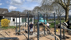 Ehrenamtliche und Spender-Firmen beim Aufbau der Calisthenis-Anlage vor der Schutterlindenberghalle Hugsweier, 2025 realisiert u.a. über den Lahrer Stadtgulden