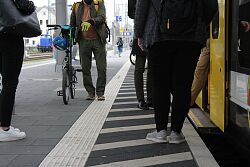 Besucher am Bahnsteig