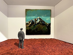 Das Stadtmuseum ist in einem Raumwunder, einer Kiste aus Holz, dargestellt. 