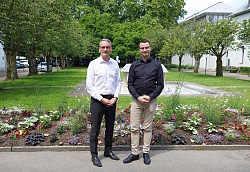 Markus Ibert und Michael Moser vor dem Blumenbeet mit Brunnen im Lahrer Rathausinnenhof