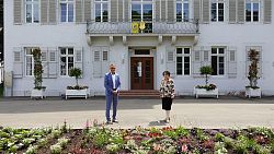 Von links: Markus Ibert, Oberbürgermeister der Stadt Lahr, und Dr. Christine Althauser, Generalkonsulin der Bundesrepublik Deutschland am Generalkonsulat Shanghai, stehen vor dem Rathaus in Lahr. 