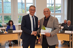 Oberbürgermeister Markus Ibert verabschiedet den scheidenden Sulzer Ortsvorsteher Rolf Mauch (von links).