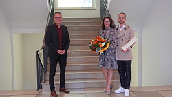 Lahrs Oberbürgermeister Markus Ibert beglückwünscht Lara Pabst, Geschäftsführende Gesellschafterin RBS, und Dennis Ragosin, Gesellschafter RBS (von links), zum 20. Firmenjubiläum.