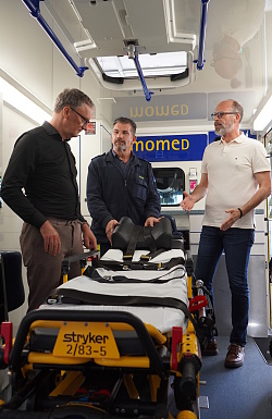 Oberbürgermeister Markus Ibert, Erol Tural, Leiter der momeD-Rettungswache auf dem startkLahr-Areal, und momeD-Geschäftsführer Andreas Scheibel (von links) in einem Rettungswagen