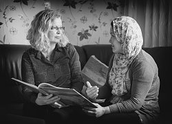 Fotografin Ingrid Vielsack im Gespräch mit einer Geflüchteten