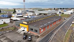 Gewerbeimmobilie auf dem Flughafenareal in Lahr aus der Drohnenperspektive