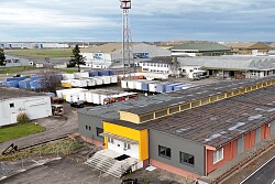 Gewerbeimmobilie auf dem Flughafenareal in Lahr aus der Drohnenperspektive