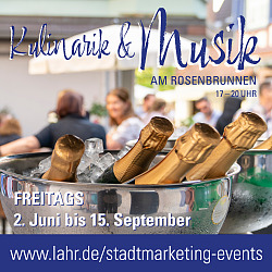 Der Flyer der Veranstaltung &#34;Kulinarik &#38; Musik am Rosenbrunnen&#34;. Ihm ist zu entnehmen, dass das Programm jeden Freitag vom 2. Juni bis zum 15. September von 17 bis 20 Uhr stattfindet.