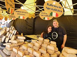 Marktstand mit Pamrmesankäse