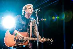 Sänger im Scheinwerferlich