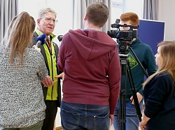 Während der Jahrespressekonferenz 2018/2018 der Stadt lahr steht Oberbürgermeister Dr. Wolfgang G. Müller den anwesenden Pressevertreter Rede und Antwort.

Müller ist umringt von vier Pressevertretern, drei halten ihm ein Mikro vor den Mund, eine Dame nimmt das Ganze mit der Kamera auf. 