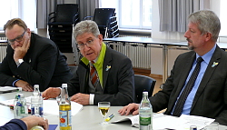 Bei der Jahrespressekonferenz der Stadt Lahr hat die Verwaltungsspitze Auskunft gegeben. Das Bild zeigt von links Guido Schöneboom, Oberbürgermeister Dr. Wolfgang G. Müller und Bürgermeister Tilman Petters. Alle Drei sitzen an einer langen Tafel, vor ihnen Unterlagen, und sprechen mit Pressevertreter, die man auf dem Bild jedoch nicht sieht. 