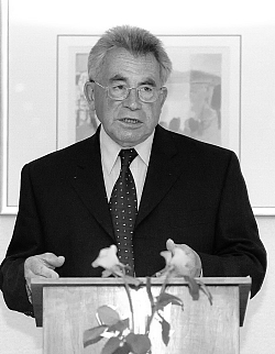 Joachim Heil steht am Rednerpult.