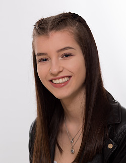 Passbild von Johanna Benz, die mit langen braunen Haaren in die Kamera lächelt. 