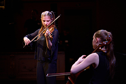 Zwei Schülerinnen der Musikschule Lahr spielen auf ihren Streichinstrumenten.