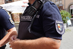 Brust eines Mitarbeiters des KOD mit Stadtwappen und Schriftzug Polieibehörde