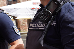Brust eines Mitarbeiters des KOD mit Stadtwappen und Schriftzug Polieibehörde