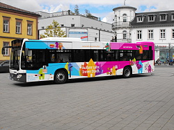Ein Bus der SWEG steht auf dem Rathausplatz und wirbt mit Aufklebern für die Kampagne "Außen Lahr - Innen Stadt".