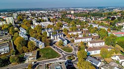 Das Wohngebiet Kanadaring aus der Luft fotografiert. Viele Mehrfamilienwohnhäuser, dazwischen viele grüne Bäume und Straßen.