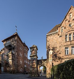 Blick auf das einstige Kasernengebäude und später Sitz der Firma Rothändle, ein roter Ziegelbau mit markanten Türmen.
