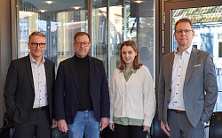 Gruppenbild mit Oberbürgermeister Markus Ibert, Christian und Luise Surbeck, und Guido Echterbruch (von links)