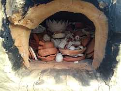 Ein Blick in den töpferofen, in dem Töpferware gestapelt steht. 