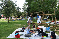 Das Bild zeigt Kinder und Betreuer beim Hüttenbau im Rahmen der Stadtranderholung des Kinder- und Jugendbüros. 