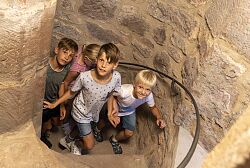 Kinder erklimmen die Treppen des Lahrer Storchenturms.
