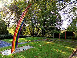 Kindergrabfeld auf dem Bergfriedhof mit Regenbogen-Skulptur
