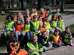 Kindergartenkinder mit Müllzangen und Warnwesten