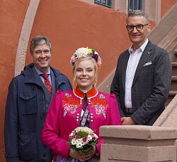 Dr. Ulrich Kleine, Vorstand des E-Werk Mittelbaden, Chrysanthemenkönigin Juliane II. und Lahrs Oberbürgermeister Markus Ibert (von links) am Alten Rathaus