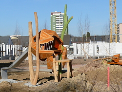 Bei einer Baustellenführung über den Kleinfeldpark zeigten die Verantwortlichen der Stadt Lahr den künftigen Spielplatz, der sich zurzeit im Bau befindet. 