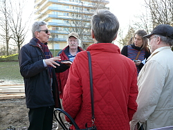 Bei einer Baustellenführung über den Kleinfeldpark zeigten die Verantwortlichen der Stadt Lahr den künftigen Park. OB Dr. Müller unterhält sich mit Anwohnern. 