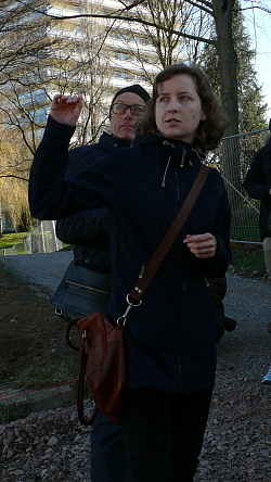 Bei einer Baustellenführung über den Kleinfeldpark zeigten die Verantwortlichen der Stadt Lahr den künftigen Park. Christina Volz erklärt den Stand der Bauarbeiten. 