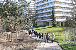 Bei einer Baustellenführung über den Kleinfeldpark zeigten die Verantwortlichen der Stadt Lahr den künftigen Park. Die Anwohner wandern über den noch nicht ausgebauten Park durch den Park. 