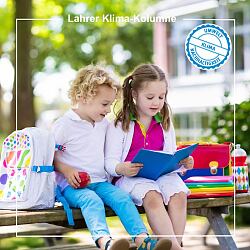 Ein Junge und ein Mädchen sitzen auf einer Bank und schauen in ein Schulheft. Neben ihnen stehen bunte Schultaschen und Hefte und eine Trinkflasche.