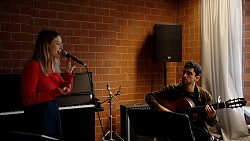 Alina Klost und Alex Bobadillo mit ihren Instrumenten