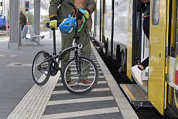 Bürger mit Fahrrad, steigt gerade in die Bahn