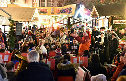 Musiker und singende Menschen in der Lahrer Innenstadt